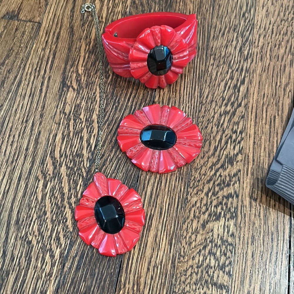 Very Collectible, Authentic Bakelite Vintage Jewelry … Gem